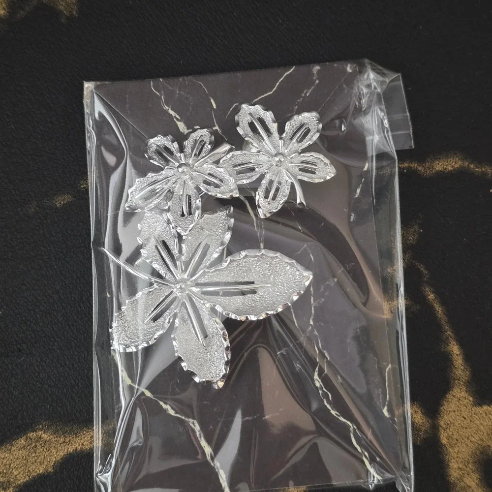 Vintage Sarah Coventry Silver Tone Leaf Brooch and Clip On Earrings Set Floral